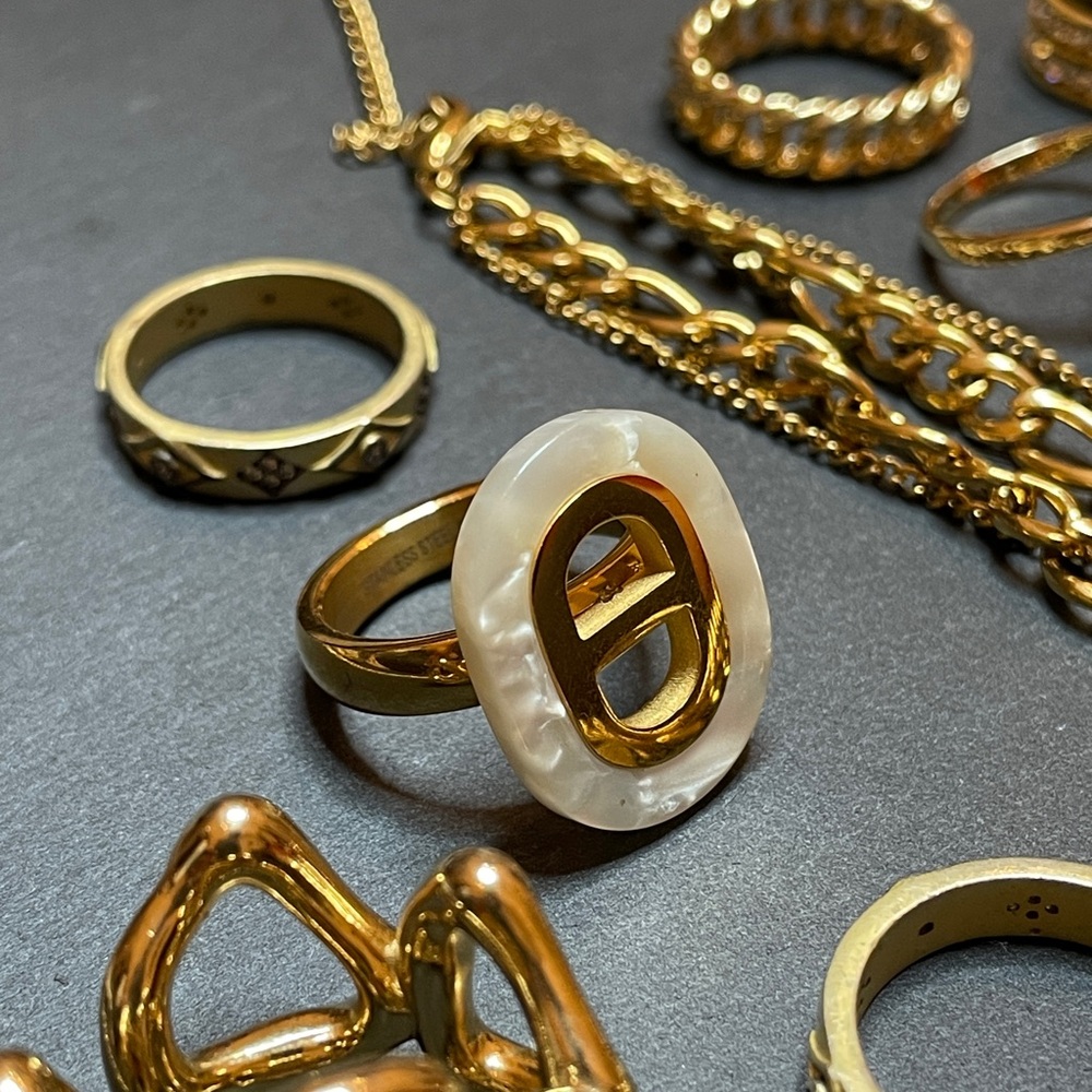 Luminescent gold design ring